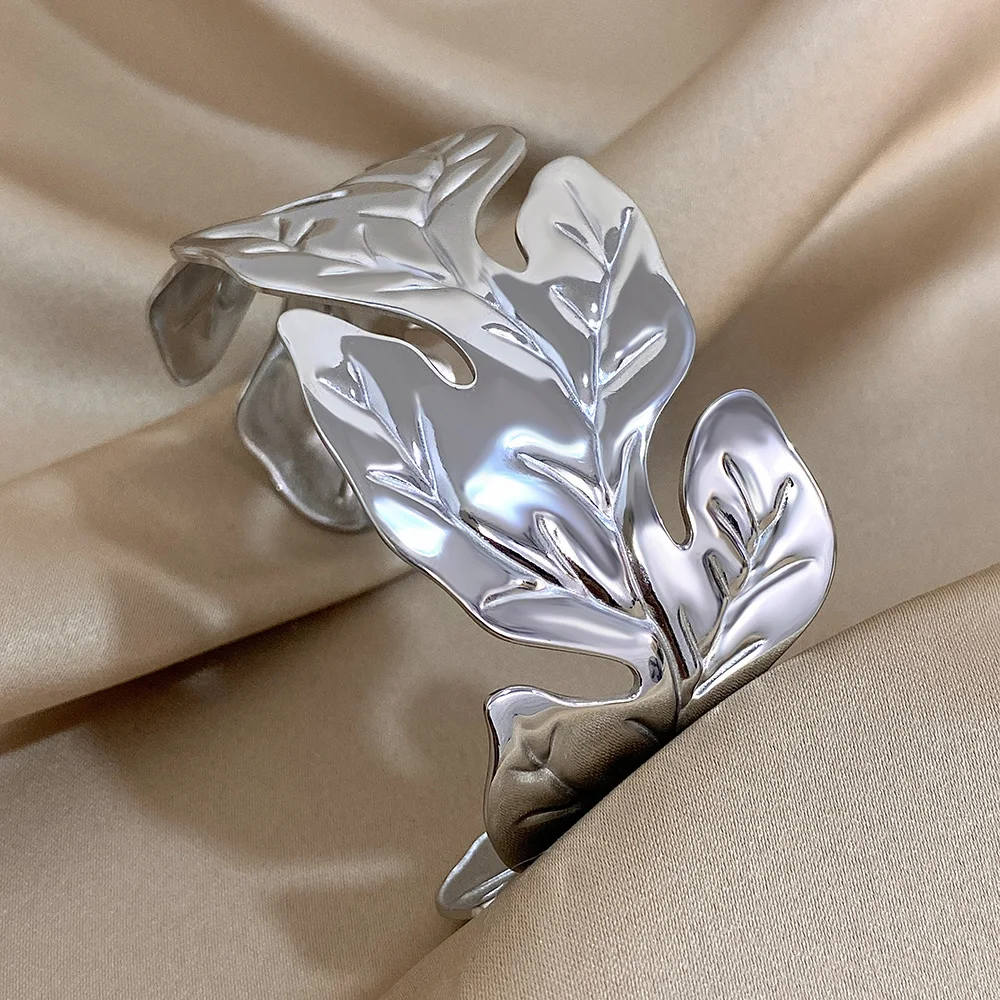 مكتنزة مطلية بالذهب الفولاذ المقاوم للصدأ الكفة الأساور للنساء لامعة لامعة كبيرة ورقة واسعة معصمه أساور مفتوحة مجوهرات مقاومة للماء