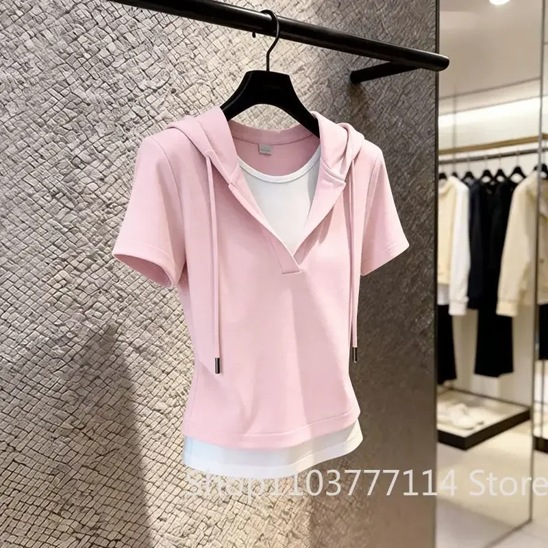 Neues Sommer V-Ausschnitt Kurzarm-Oberteil Trendiger Western-Stil Atmungsaktives Schlankmachendes Basis-T-Shirt Falsches Zweiteiler-Damenoberteil mit Kapuze – Detail 5