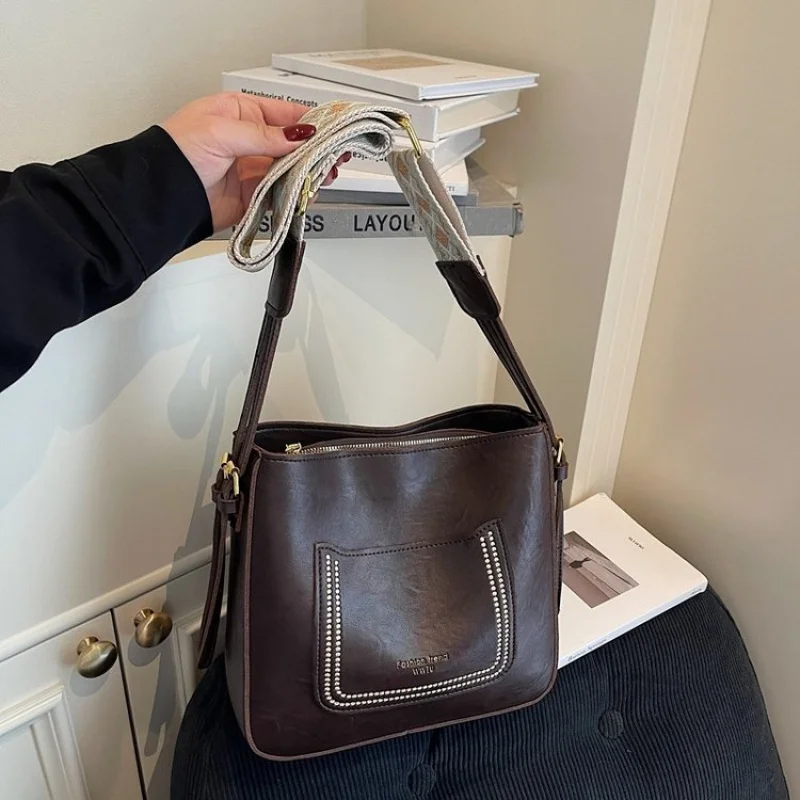 حقيبة كتف نسائية عصرية مصنوعة من الجلد الناعم تتميز بنمط عتيق بسيط وملمس ناعم ​