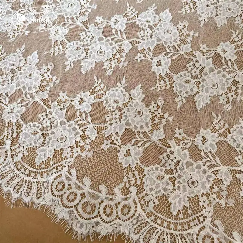 300CM X 150CM. Französischer Spitzenstoff mit großer Blumenbordüre. Stoff für Couture-Brautkleider. Handstickerei – Detail 5