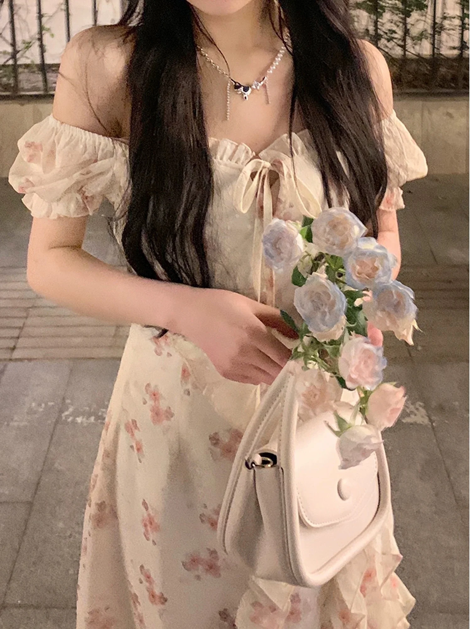 กระโปรงยาวลายดอกไม้ฤดูร้อน แต่งชายลูกไม้ สไตล์หวานละมุน เหมาะสำหรับใส่ไปเที่ยวทะเล คอเหลี่ยม