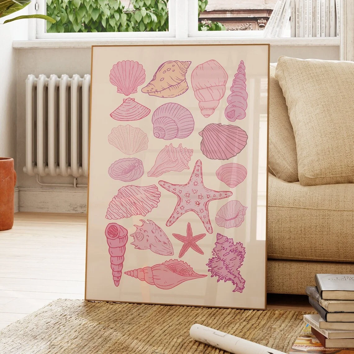 Preppy Pink Beach Wandkunst – Sanfter monochromer Druck mit zarten Muscheln und Seesternen, der die Gelassenheit des Küstengebietes in einem einzigartigen Stil erweckt.