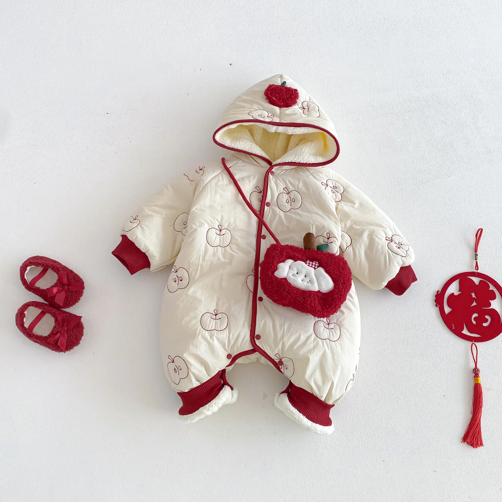 ملابس أطفال مطرزة بالتفاح للعام الجديد مع إكسسوارات للكلاب 2025 بذلة سميكة مبطنة بالقطن للشتاء الجديد