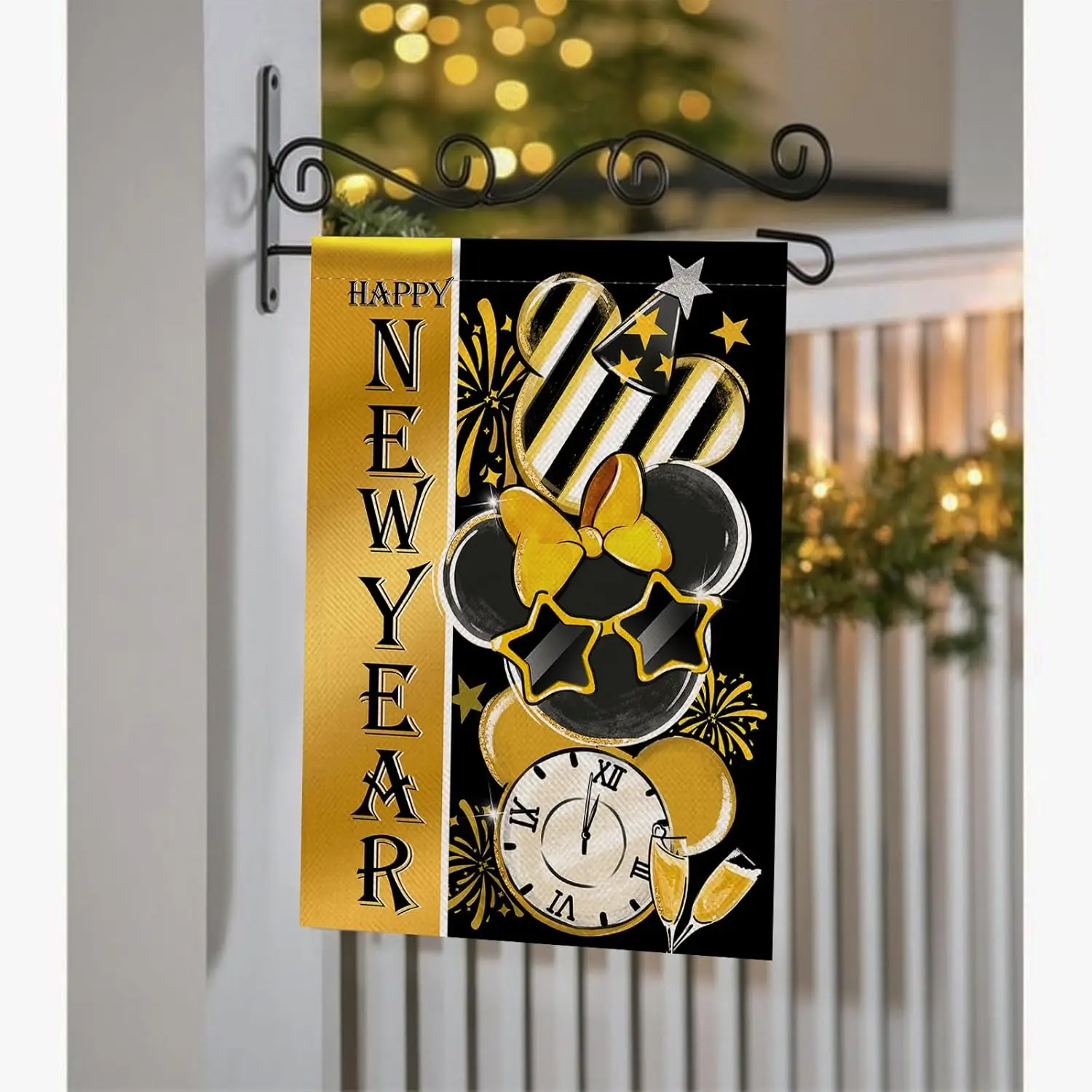سنة جديدة سعيدة 2026 علم الحديقة المزخرف، ساعة ذهبية سوداء الشمبانيا الألعاب النارية ساحة الزينة الخارجية، عيد الميلاد الذهبي W IIE