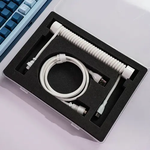 Imagen 2 del producto Cable USB-C en espiral de cinco núcleos con interruptor magnético Premium 8K, cable de teclado mecánico personalizado con resorte en espiral trenzado chapado en oro