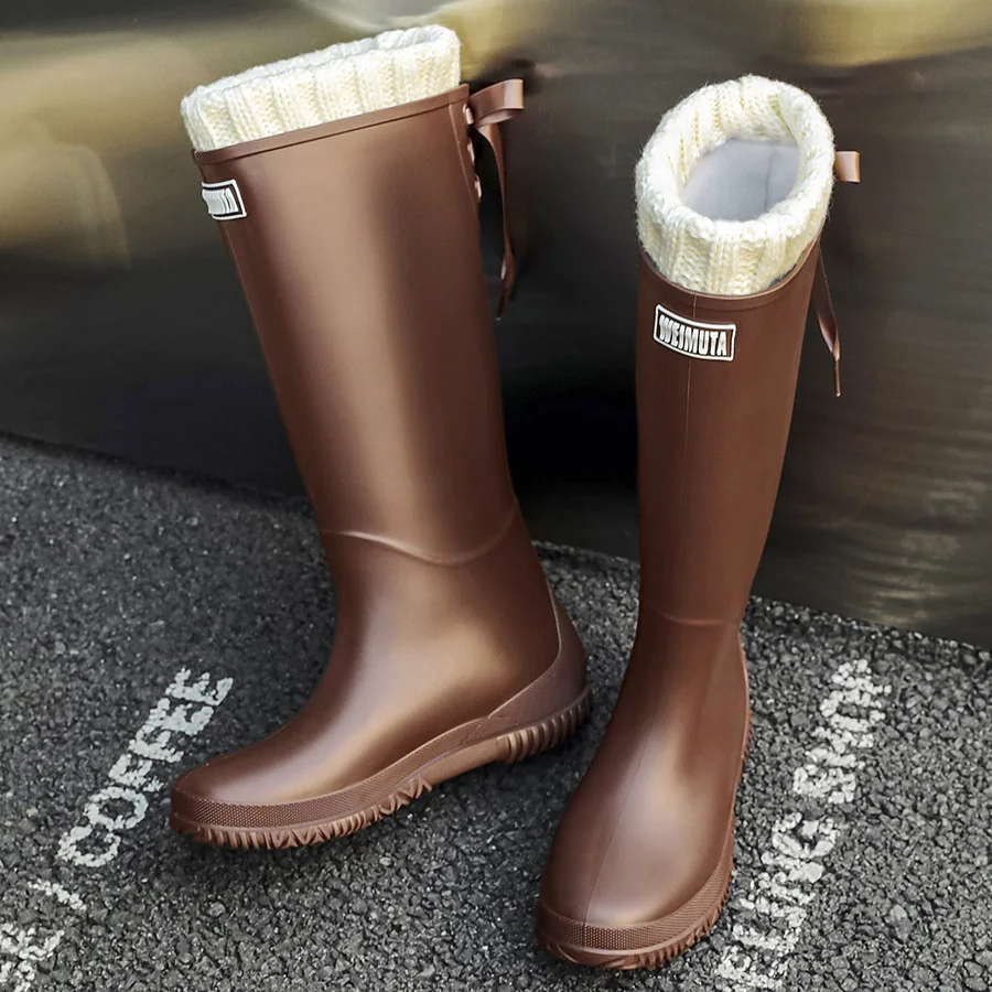 Botas de chuva femininas de veludo de pelúcia simples tubo médio alto sapatos de água à prova dwaterproof água e antiderrapante sapatos de borracha de trabalho dias chuvosos botas de viagem