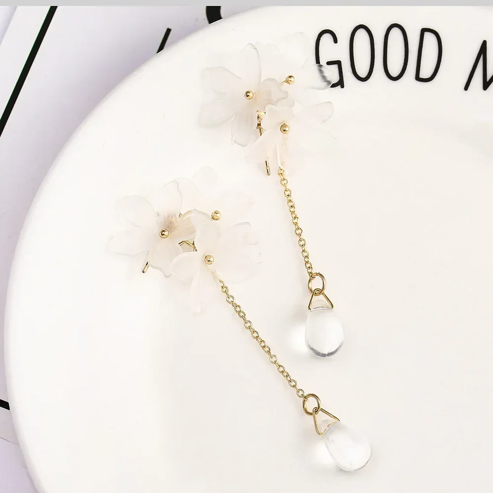 Translucent White Flower Hanging Earrings for Women Rhinestone Ball Middle Petals Sweet Korean New Beach Vacation Ear Decoration