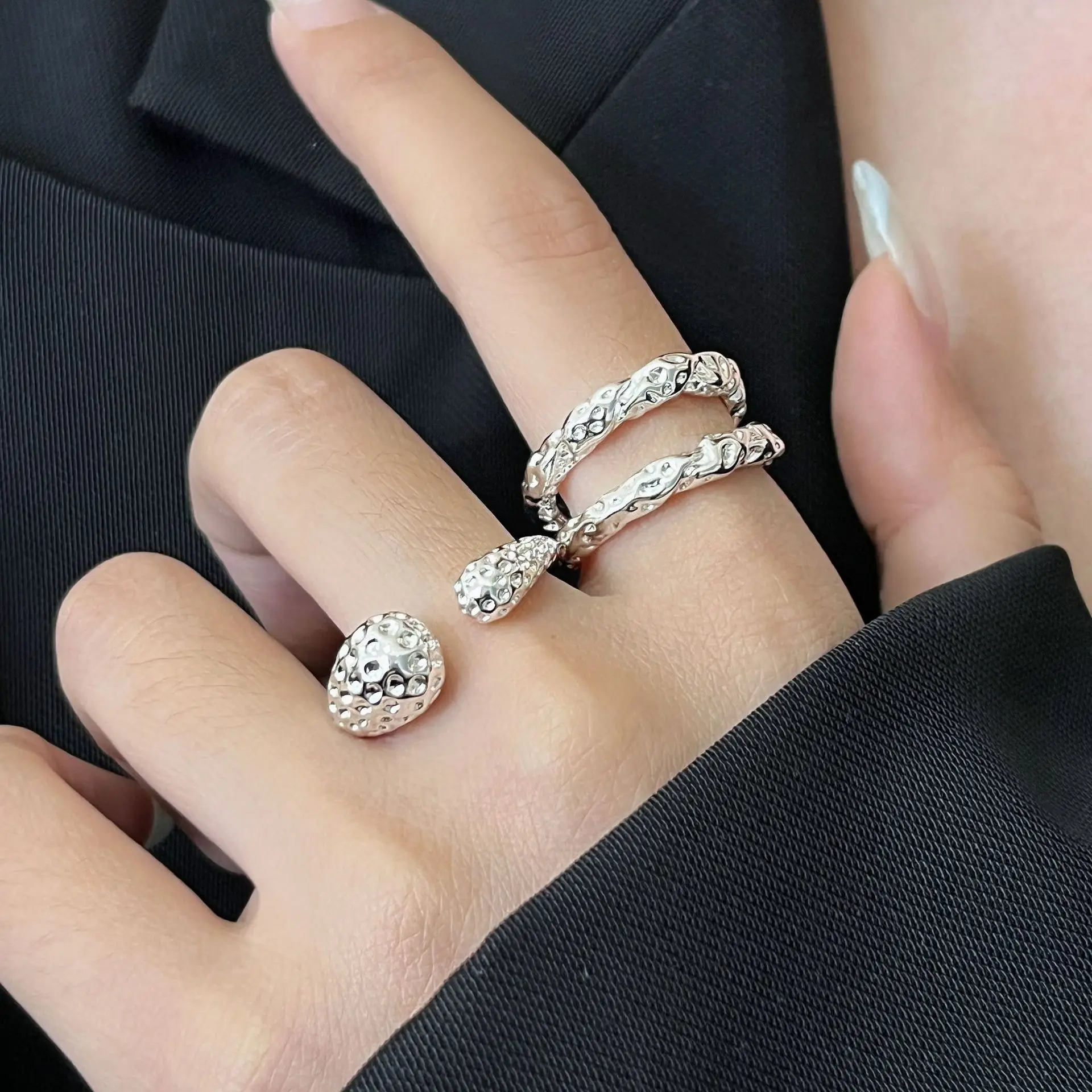 

Кольцо с текстурой необработанного вулканического камня, женское, новый нишевый дизайн, универсальное, легкая роскошь, высококлассное.