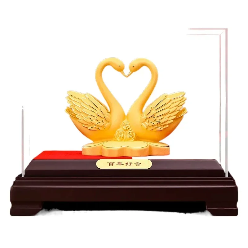 

Высококачественное бархатное украшение в виде лебедя золотистого цвета.