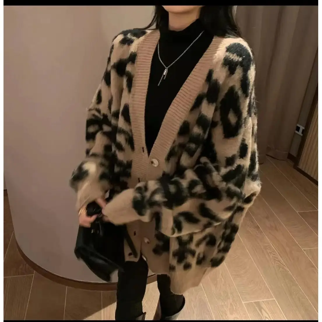 女性のロングヒョウ柄ニットセーター新しい秋冬ルーズファッションセーター V ネック長袖カーディガンコート