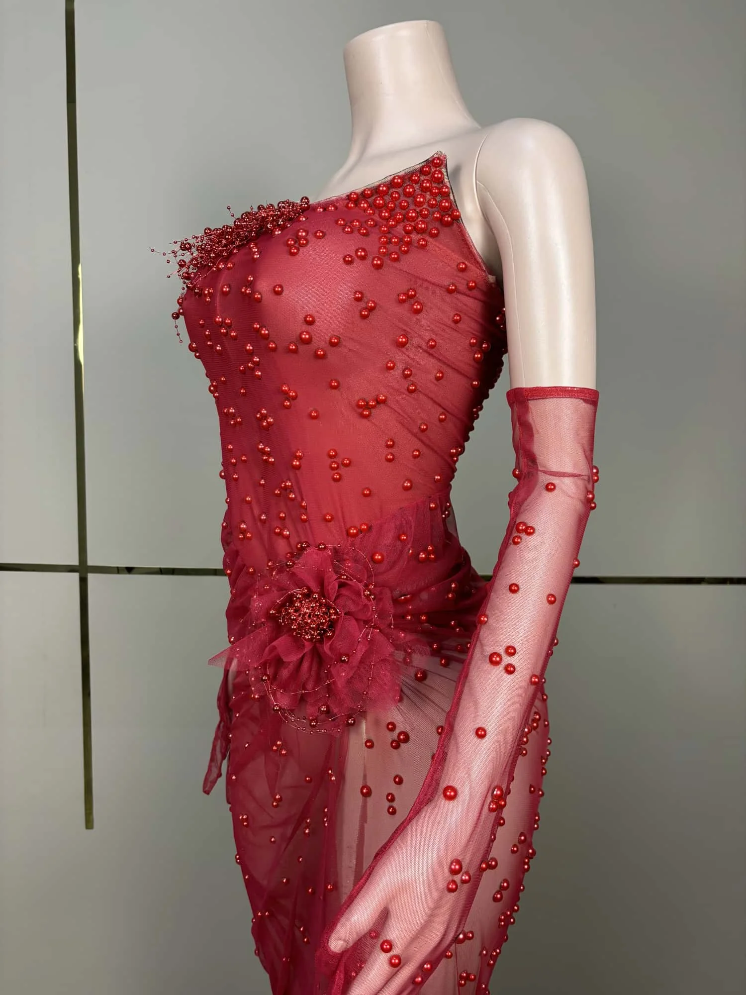 Robe de soirée en maille transparente, sans bretelles, rouge, perles, haut de gamme, Sexy, slim, avec gants, robe de fête d'anniversaire élégante pour femmes