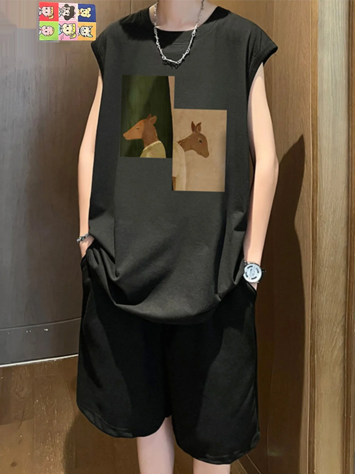 

Мужской спортивный комплект в американском ретро-стиле: футболка и шорты. Стильный и удобный повседневный летний наряд.