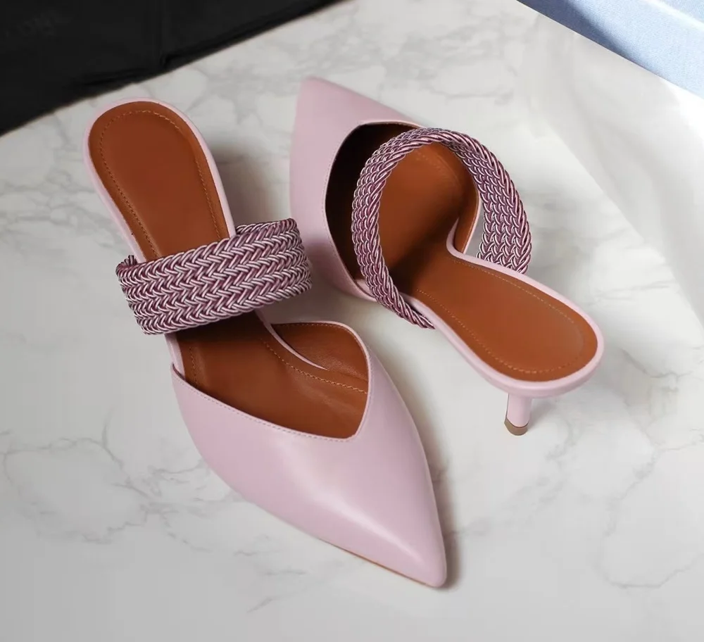 

Элегантные туфли-лодочки на шпильке из кожи цвета пыльной розы в минималистичном стиле с заостренным носком и плетеными двухцветными ремешками для повседневной носки