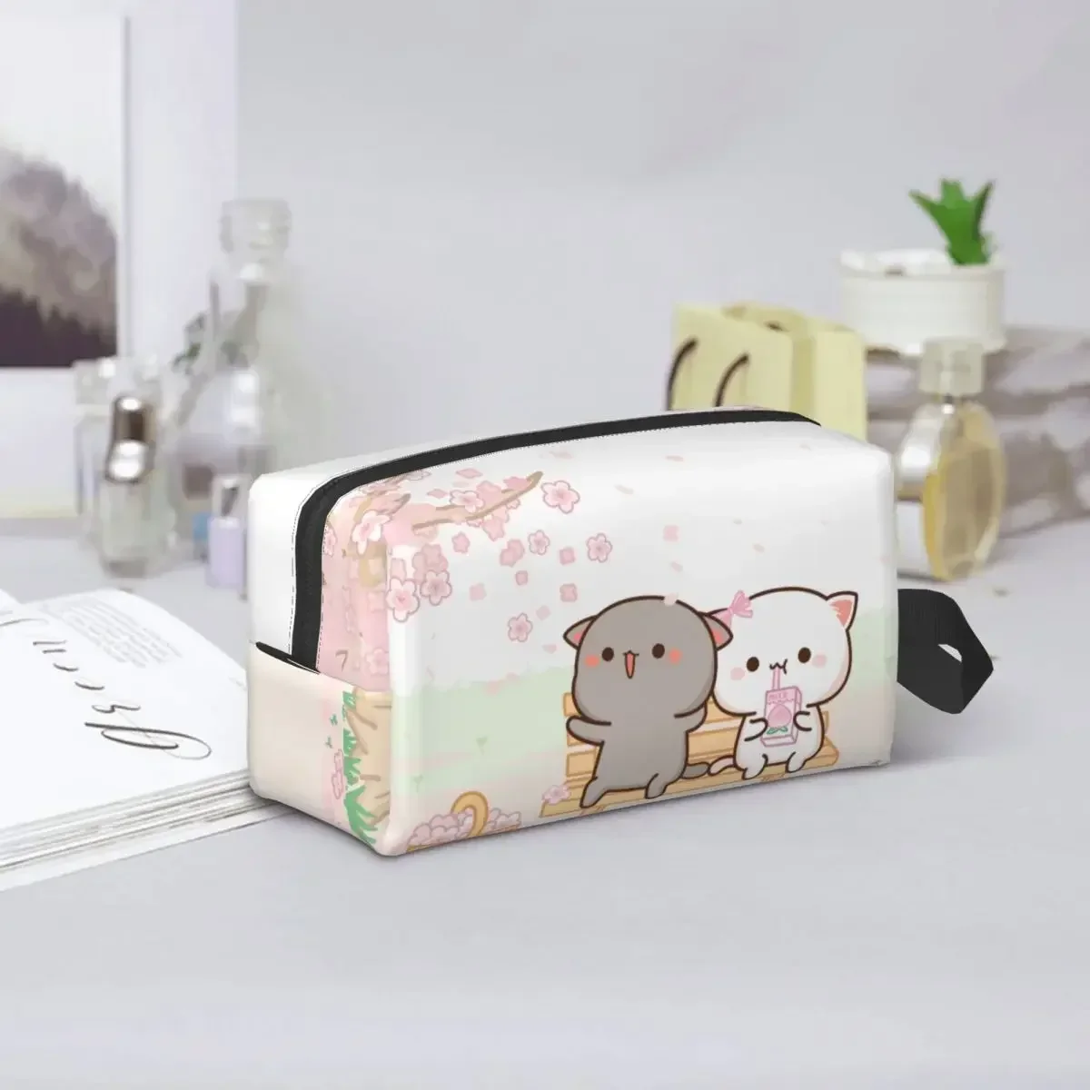 Borsa da toilette da viaggio personalizzata Peach Goma Sakura per donna Coppia di cartoni animati Mochi Cat Borsa per cosmetici per trucco Kit Dopp per riporre bellezza