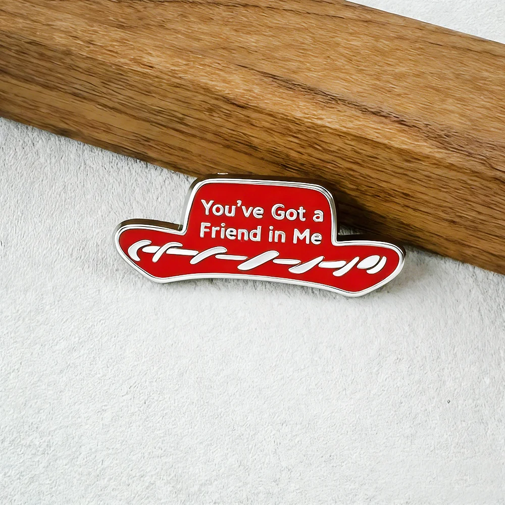 Du hast einen Freund in mir Emaille-Pin Animierter Filmthema Roter Hut Design Brosche Cartoon-Abzeichen Kleidung Taschenaccessoire Fan-Geschenk – Detail 14