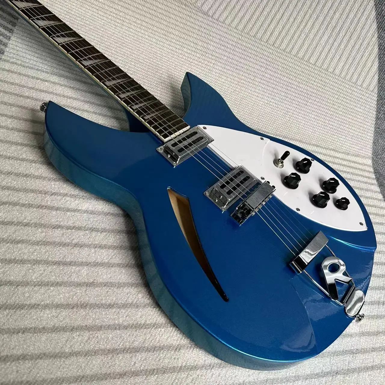 

Metallic Blue Hot Sale 330 Model Electric Guitars R Tail Bridge Rosewood Fretboard