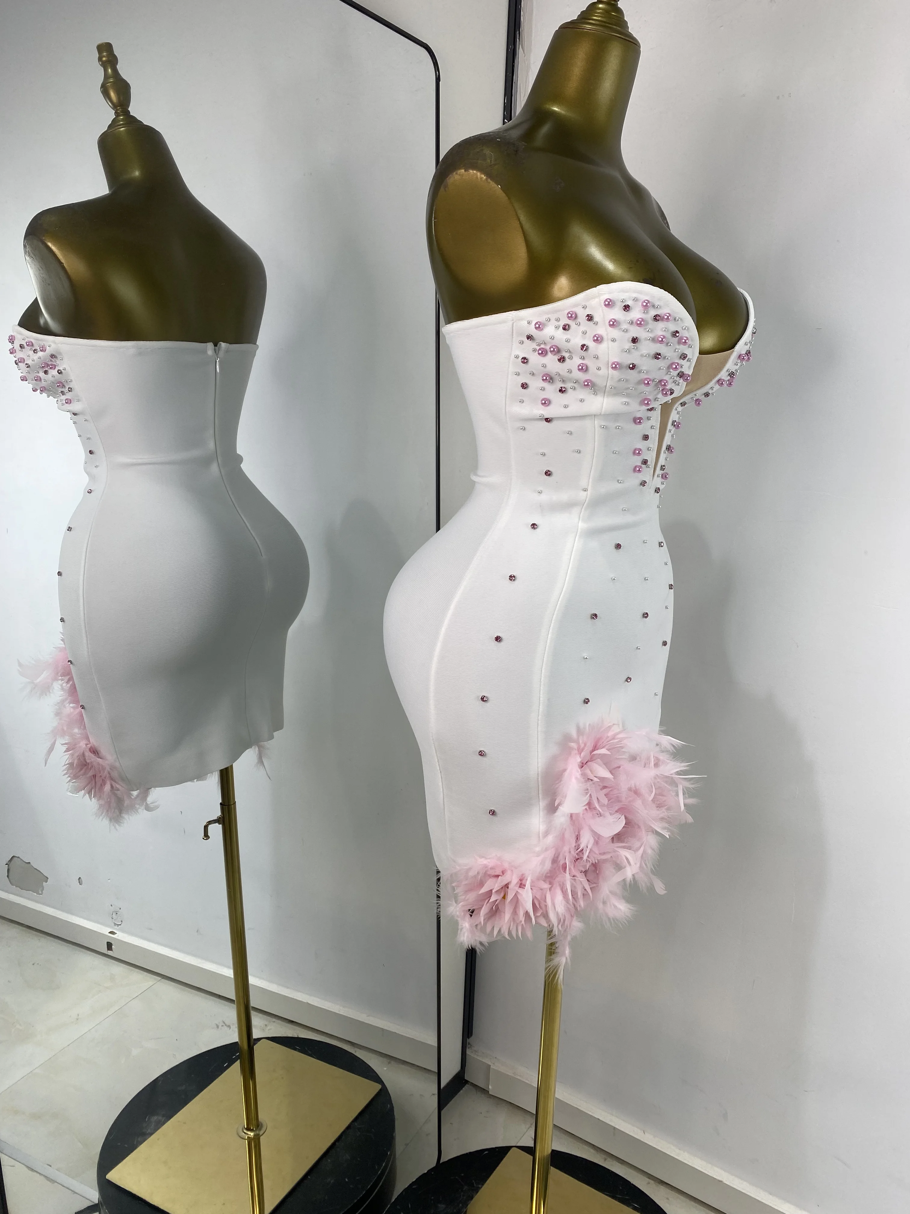 2025年女性用新作ホワイトバンデージドレス、ピンクのパールと花の刺繍入り、ボディコンミニ、セレブリティ風イブニングクラブパーティー誕生日ドレス