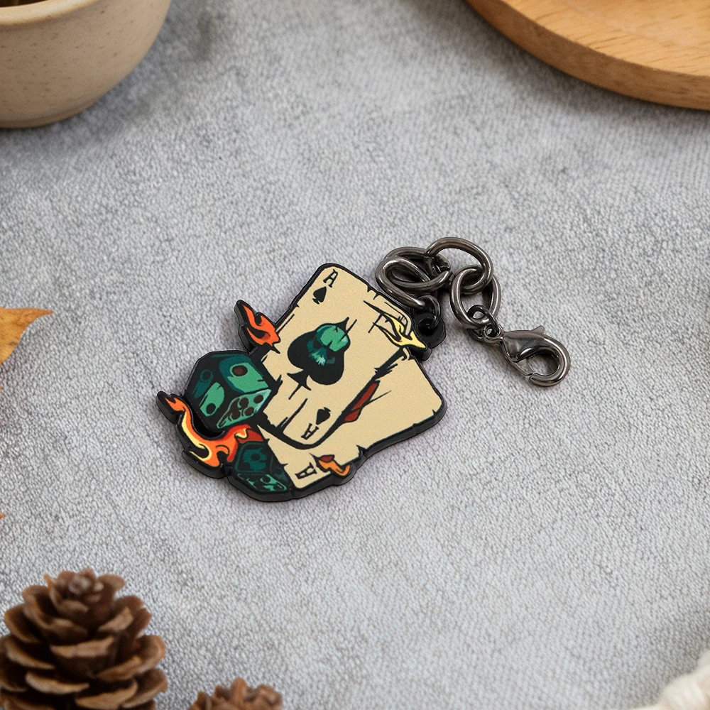 Retro-Schlüsselanhänger im dunklen Stil mit Spielkarten- und Würfel-Motiv, feuriger Ass-Schlüsselanhänger, Sammlerstück mit Gaming-Thema, einzigartiges Accessoire – Detail 9