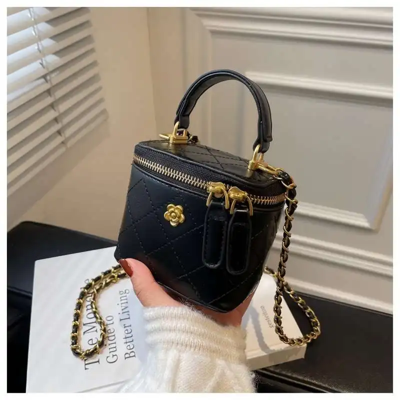 

Сумка премиум-класса в дизайнерском стиле — классическая сумка через плечо с ромбовидным узором на цепочке в стиле хит 2025 года, с боковым ремнем и косметической коробкой внутри