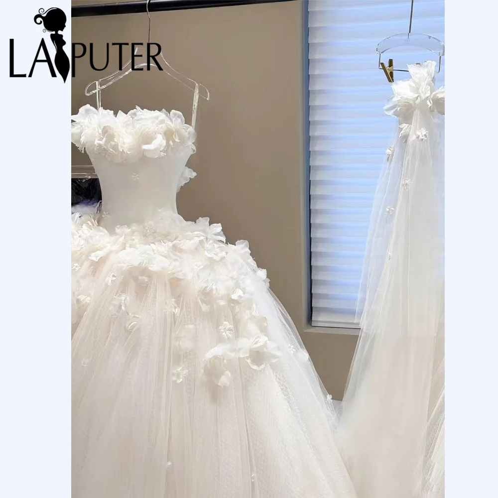 Robe de mariée blanche avec pétales de fleurs, épaules dénudées, robe de mariée bouffante avec pétales de fleurs 3D