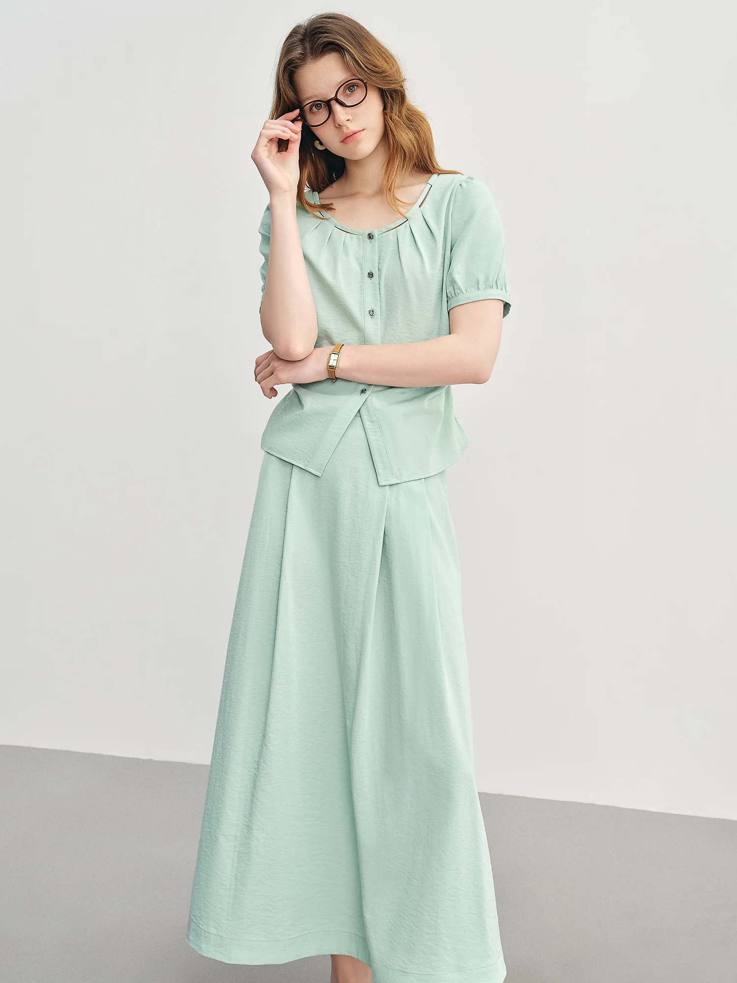 DUSHU costume de banlieue à la mode pour femmes en été avec chemise à manches courtes à taille plissée et jupe slim trapèze 25DS82997