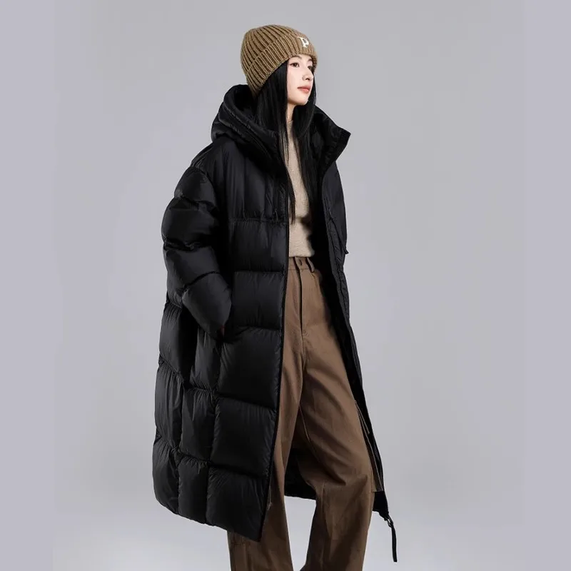 Piumino lungo a sbuffo per donna Inverno 2025 Nuovo cappotto con cappuccio addensato resistente al freddo allentato Cappotto Parka caldo con cappuccio femminile