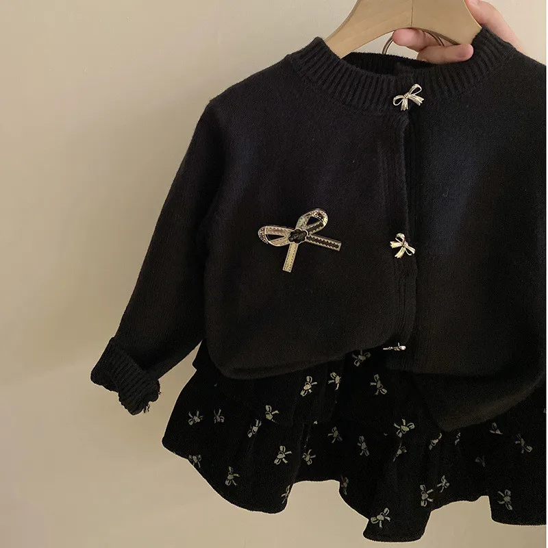 Set maglione da ragazza autunnale Cappotto cardigan dolce per bambini nuovo stile moda + gonna torta floreale nera Set da 2 pezzi