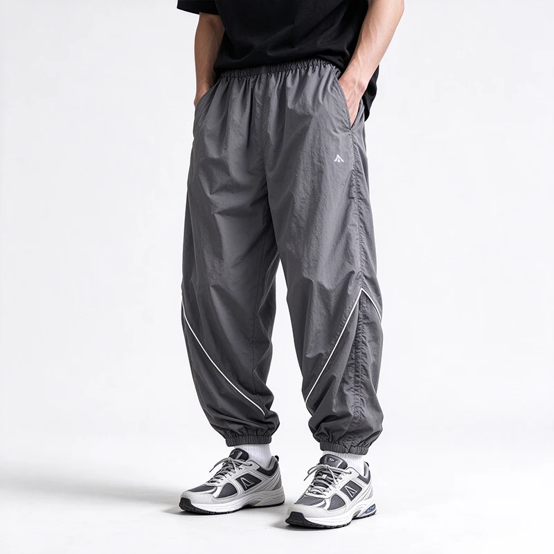Leichte, schnell trocknende, lockere Nylon-Trainingshose für Herren, Jogginghose mit Kontrastbündchen und elastischem Bund, winddichte Sport- und Freizeithose im Streetwear-Stil. – Detail 9