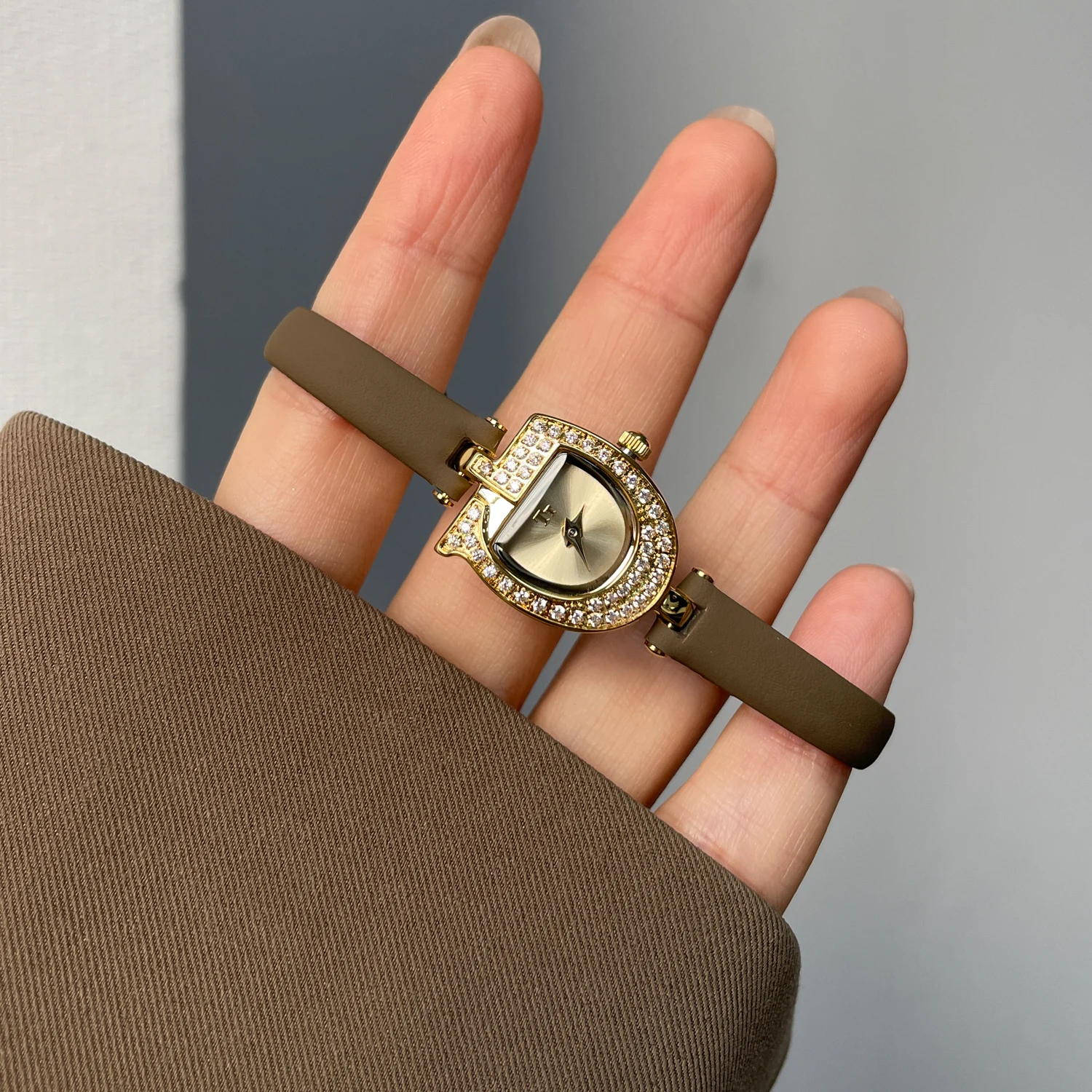 

Small and exquisite design women's watch, high-value brand wristwatch, 2025 new style, artistic women's watch, a gift for women.