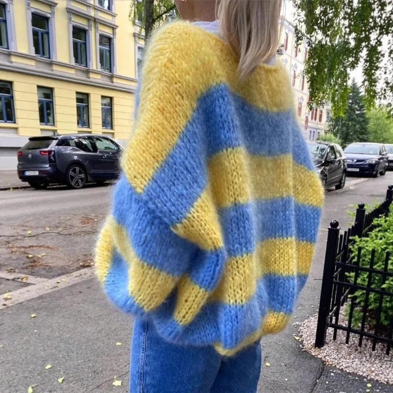 

Новинка 2025, женский вязаный свитер большого размера с открытыми плечами, радужный цветной полосатый повседневный свободный крой, пуловер с длинными рукавами, мягкий уютный