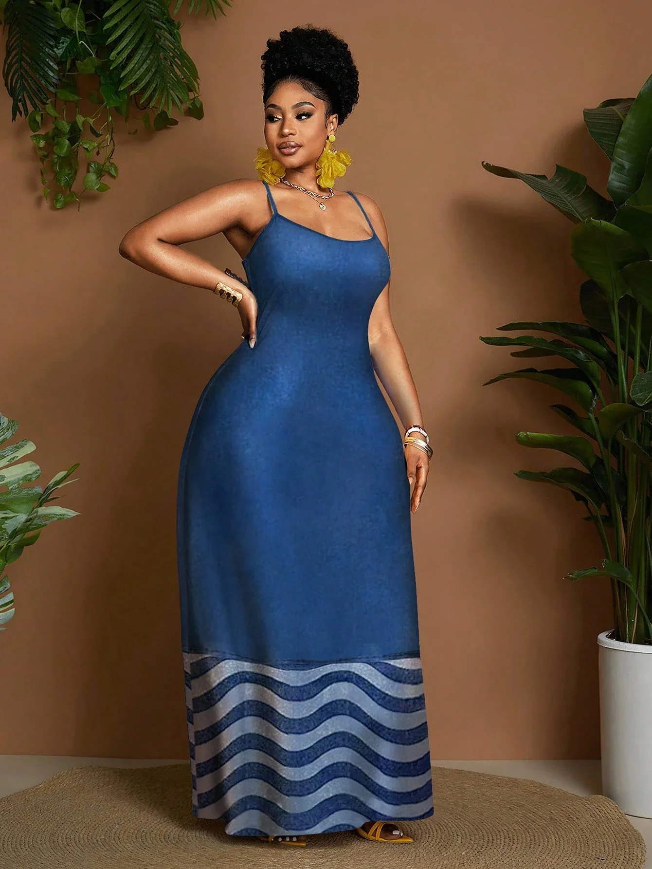 

Женское синее платье-слип без рукавов с принтом под джинс и волнистым подолом