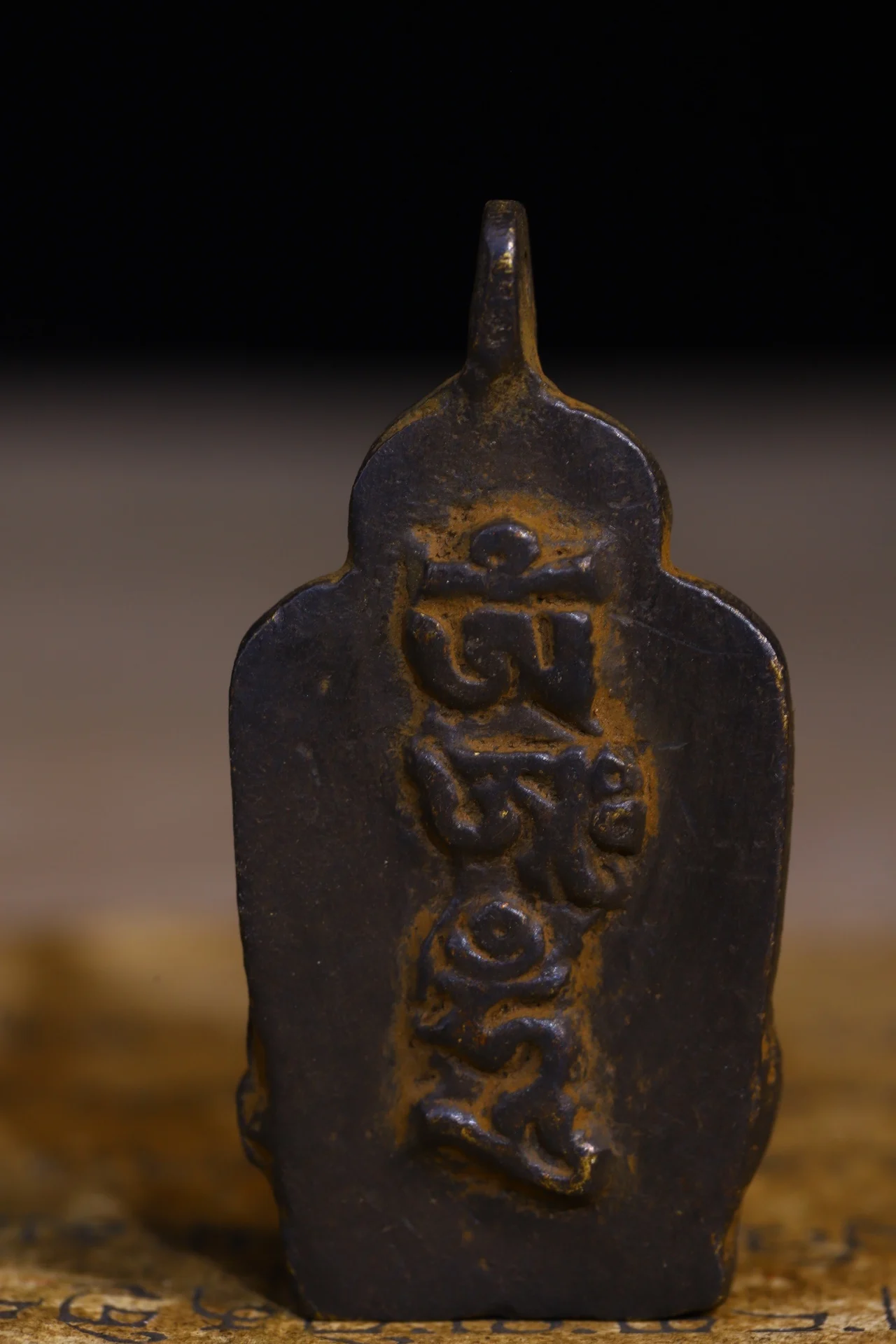 

2"China Collections Old Bronze Cinnabar Zakiram Dharmapala Buddha Card Six Word Proverbs Pendant Amulet Town house