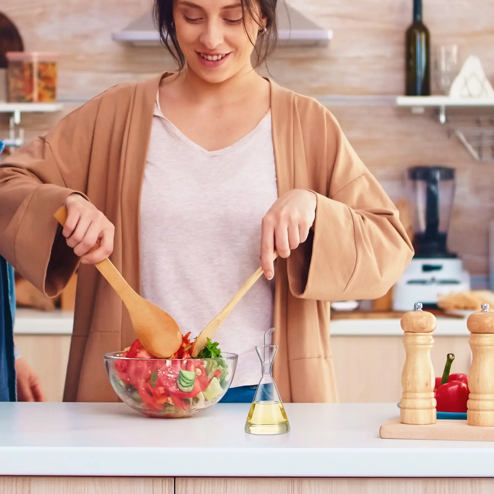 Botella dispensadora de aceite de vidrio para aceite de oliva y vinagre con boquilla de precisión, resistente y artesanal, para encimera de mesa.