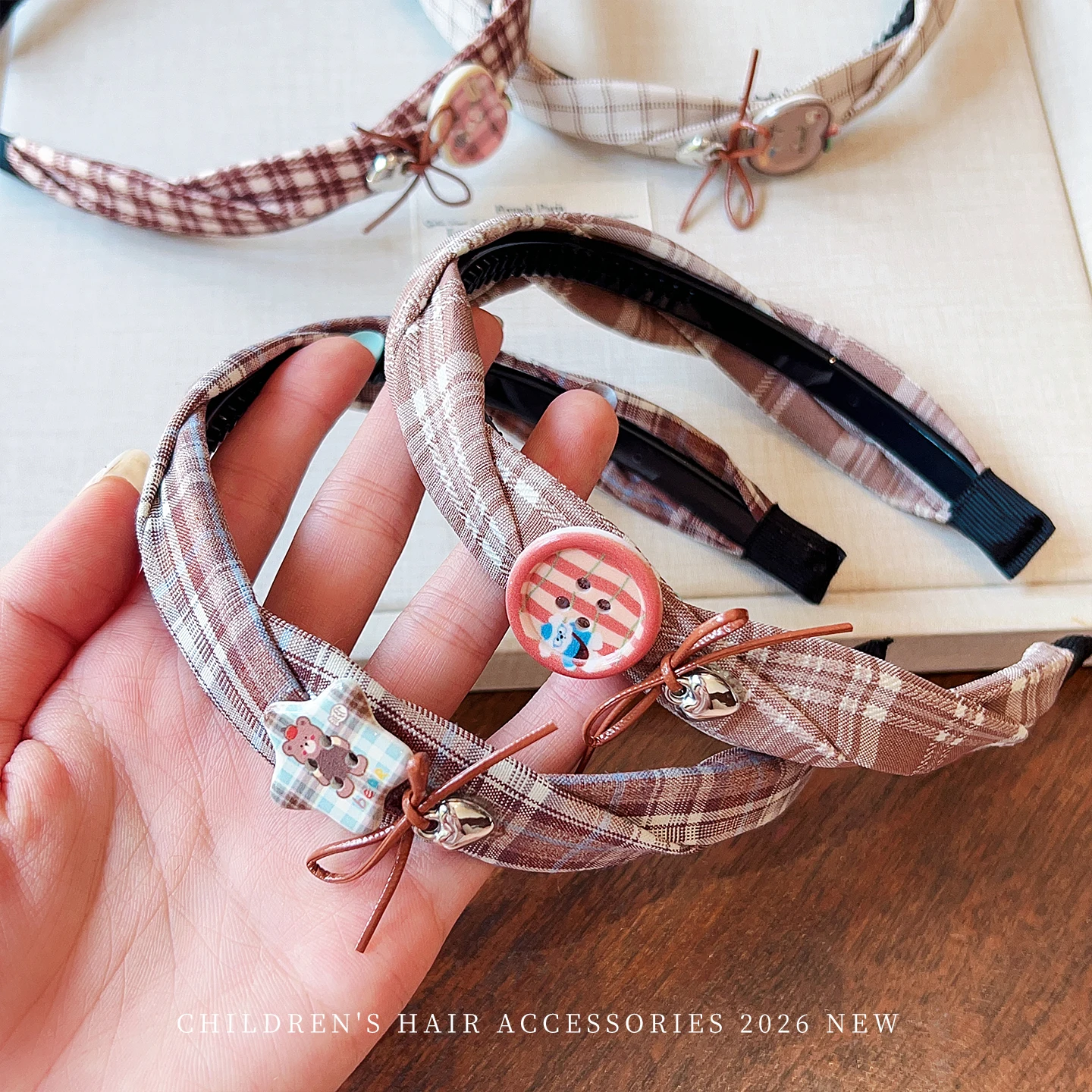 Koreanisches kariertes, verdrehtes Kinder-Haarband, süßer Cartoon-Harzschmuck, Schleifen-Herzanhänger, Mädchen-Haarreif, rutschfeste Kinder-Haaraccessoires – Detail 5