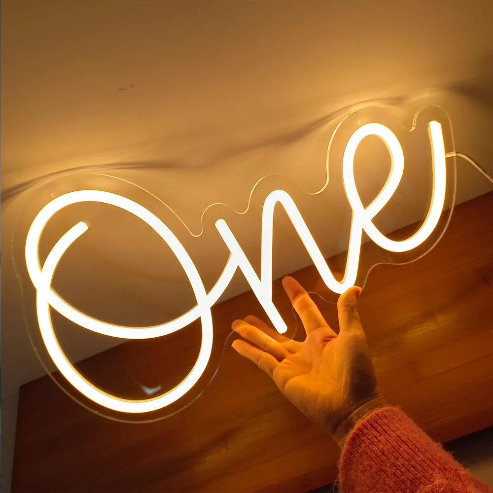 Dimbaar LED-neonbord 'ONE' voor baby's 1e verjaardag Party Decor USB-aangedreven neonlicht voor thuisbar Stand Art Decoration