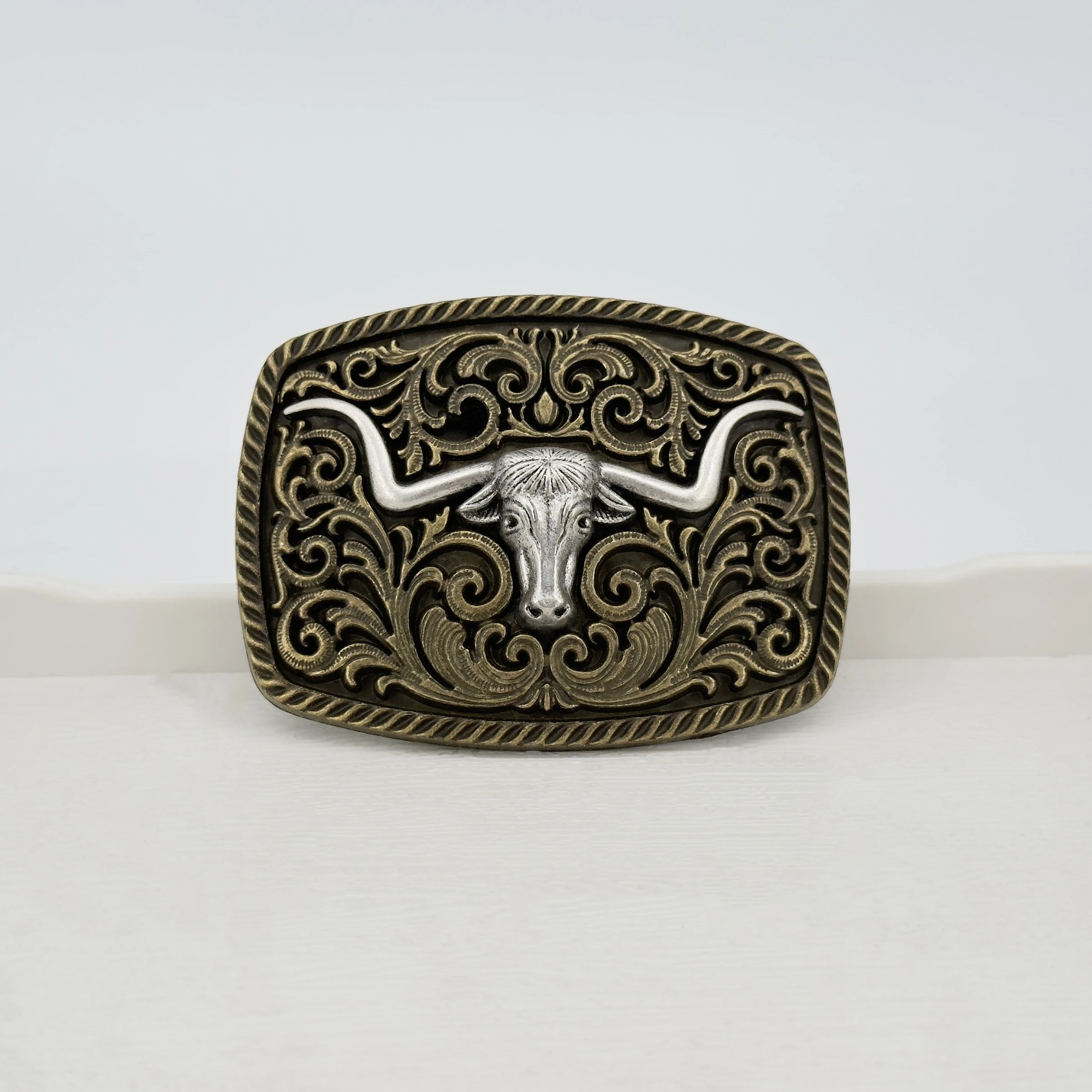 قطعة واحدة من سبائك الزنك الكلاسيكية العتيقة مع زوايا منحنية ونقش رأس بقرة طويلة من القبيلة الغربية، D #5