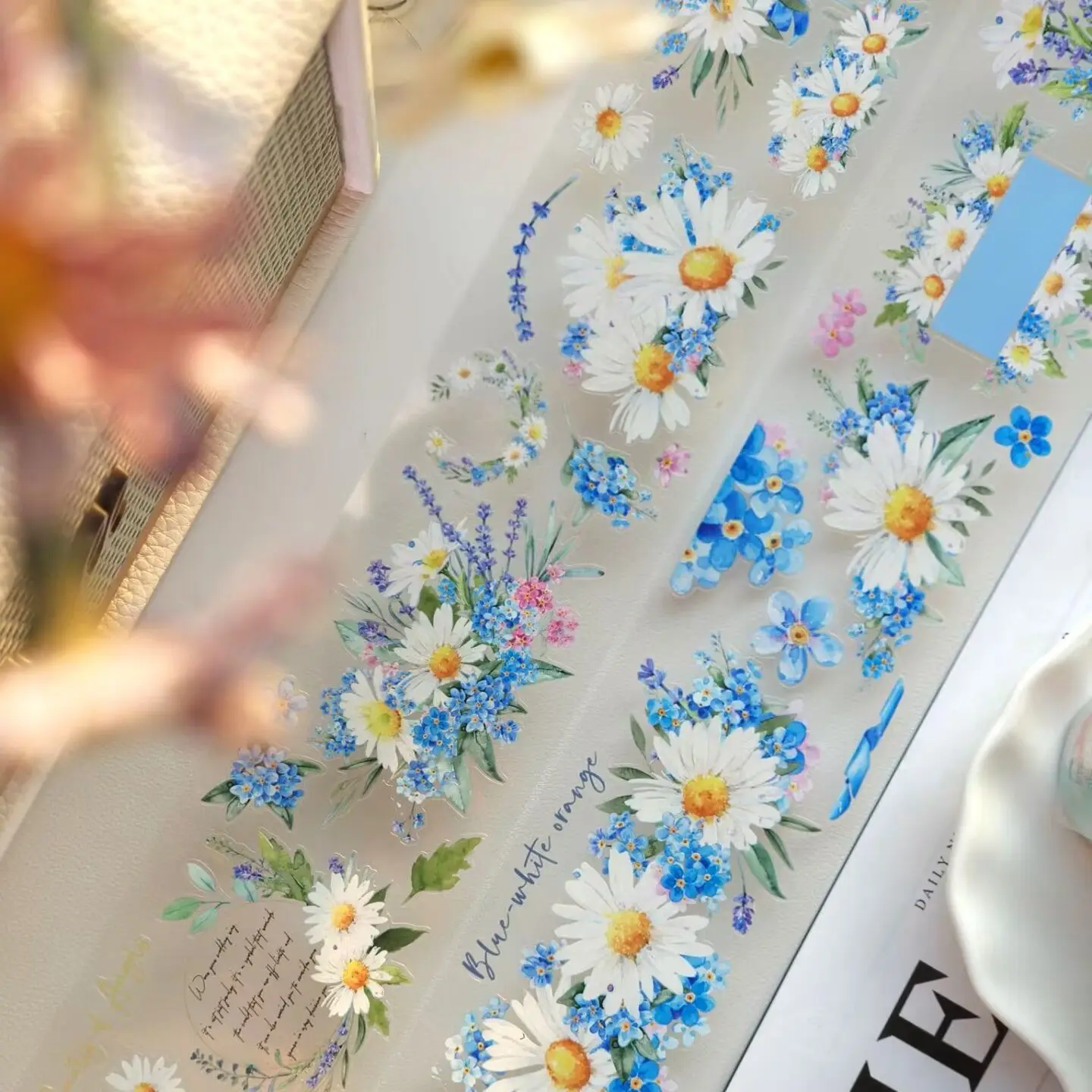 

Рулон декоративной ленты васи-пет-тейп [Yuyu Flower Fragrance], предварительно вырезанные наклейки для дневника, светло-ретро дизайн, прозрачные сине-белые хризантемы