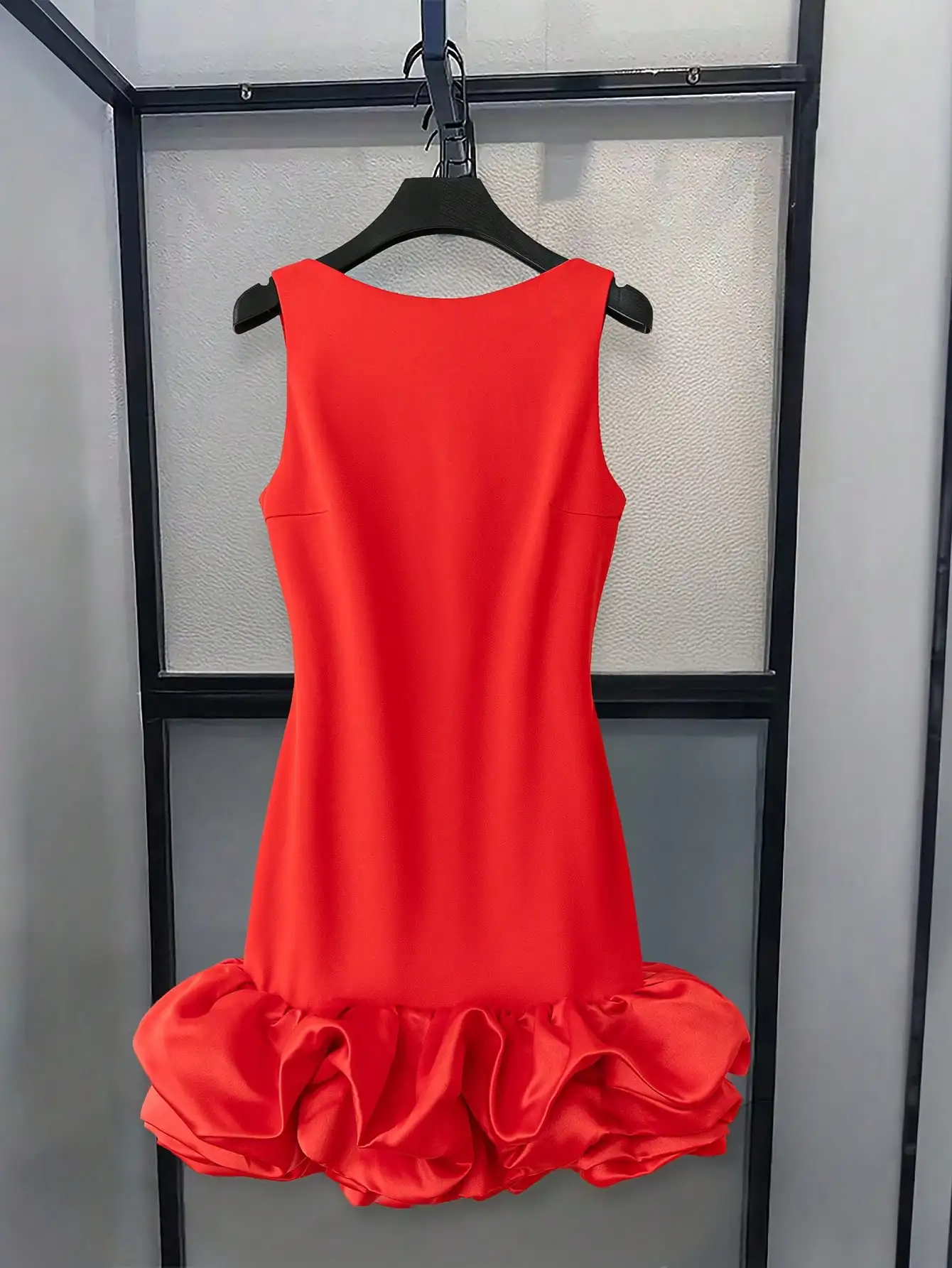 

Однотонное красное мини-платье без рукавов с рюшами по низу и круглым вырезом.