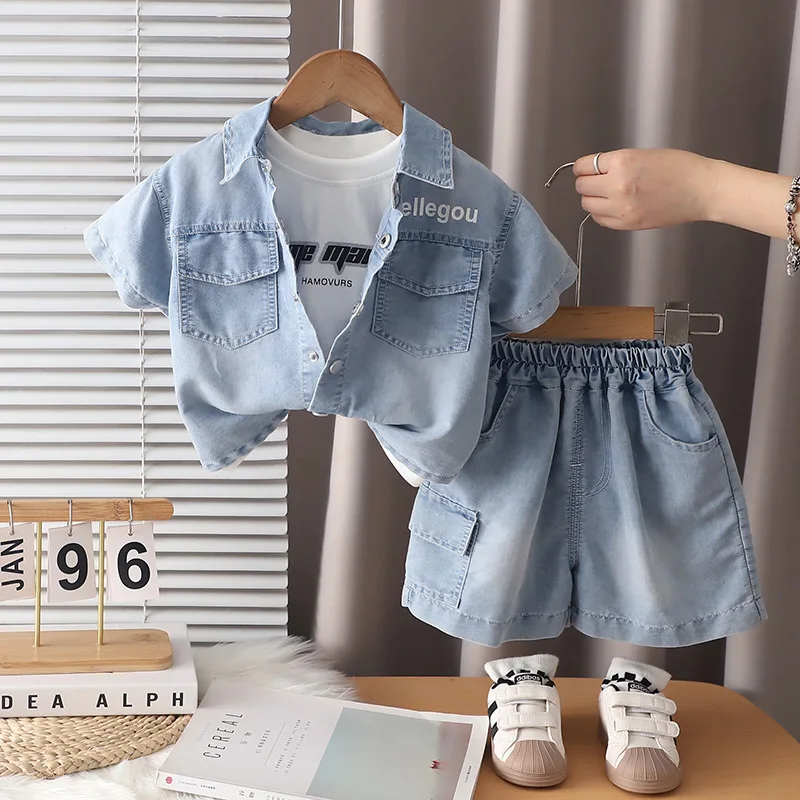 

Детский костюм 2026: Летний корейский модный комплект для мальчиков — джинсовая рубашка с буквенным принтом, белая футболка и шорты (3 предмета)