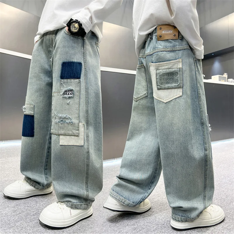 Neue Jungen-Jeans für Frühling und Herbst, lockere, gerade geschnittene Jeans mit Patchwork und Loch-Design, coole und stilvolle Kinder-Denimhose