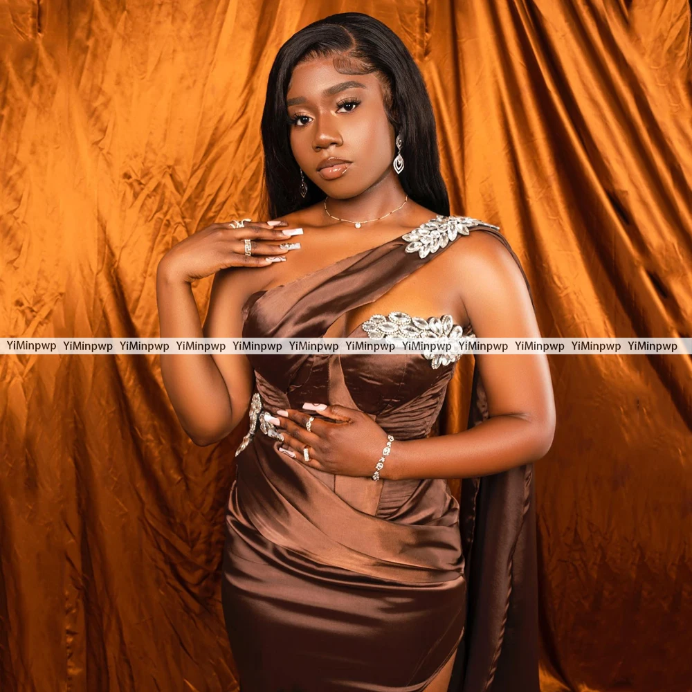 Sukienki druhen na jedno ramię Ślub 2025 Satyna Kryształy Rozcięcie boczne Syrena Tren Sweep Seksowna Sukienka na Przyjęcie Weselne Szyta na Miarę