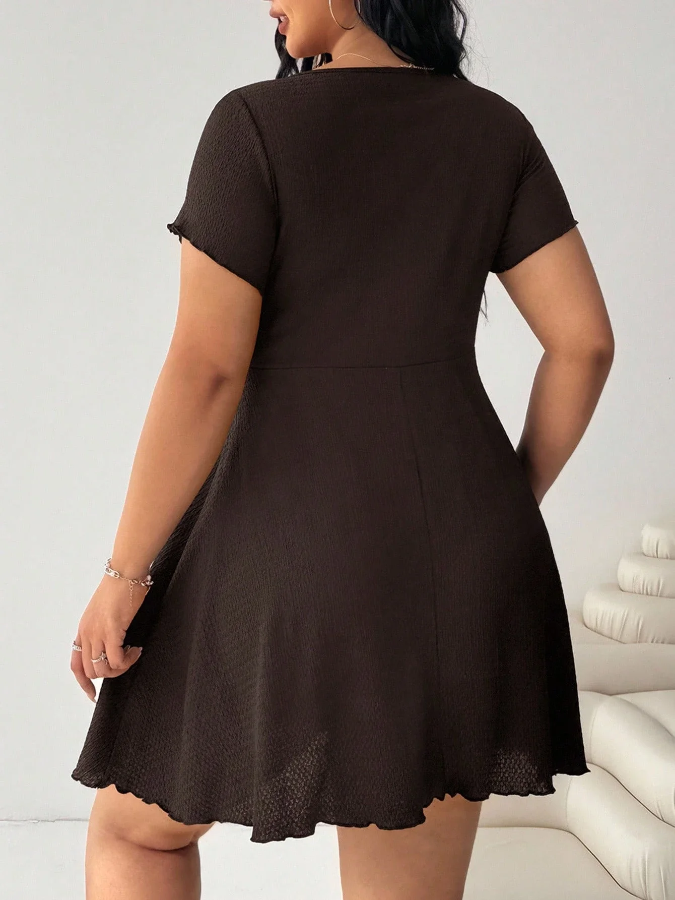 

Платье А-силуэта из фактурной вязки коричневого цвета больших размеров с V-образным вырезом и сборками, с коротким рукавом, повседневное мини-платье