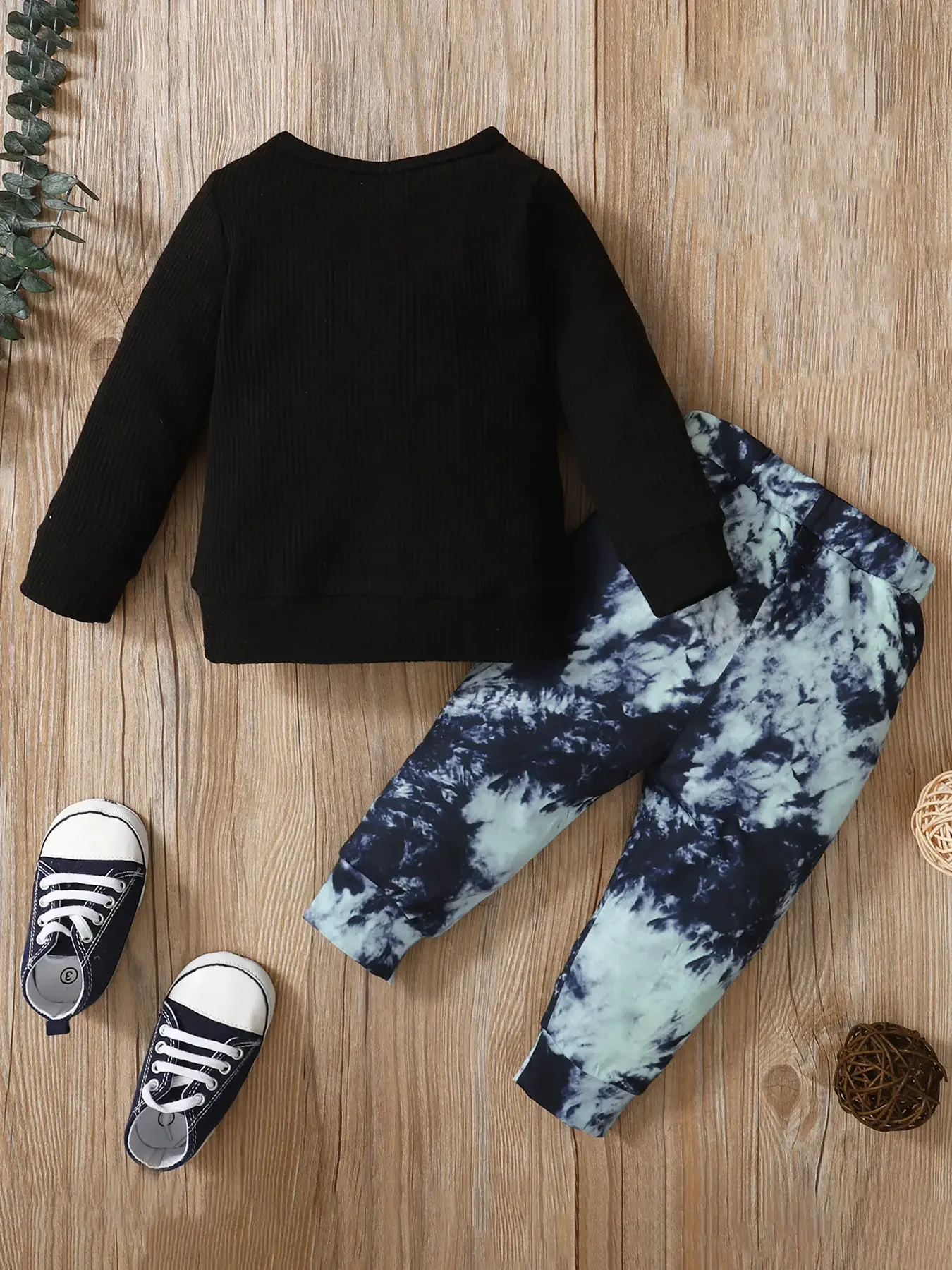 2-teiliges Set für Babyjungen, lässiges, vielseitiges, einfarbiges, langärmeliges Rundhals-Oberteil + lange Hose mit Batikmuster, zweiteiliges Set – Detail 2