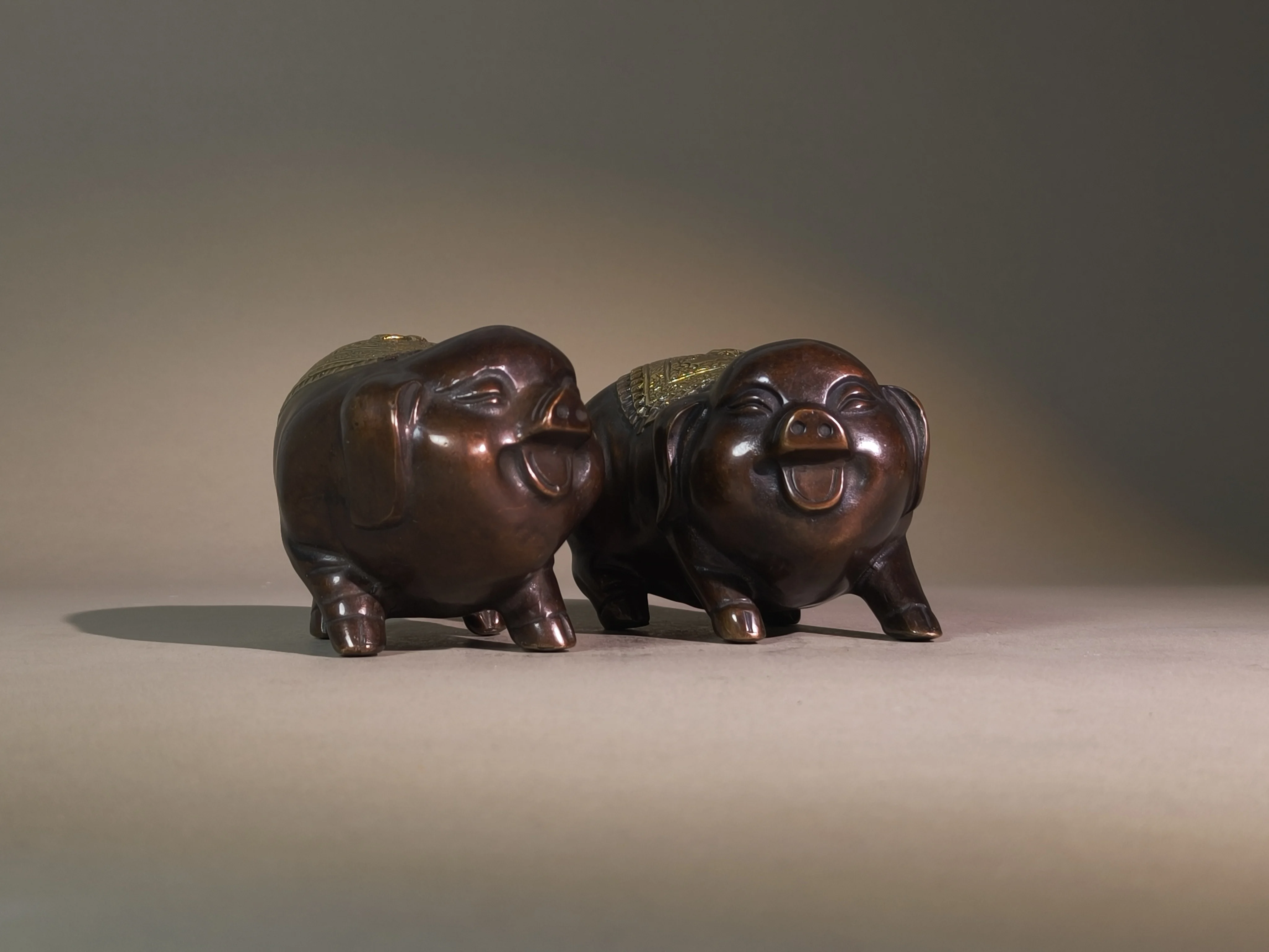 A Pair of Gilded Solid Copper Pig Ornaments, Chinese Zodiac Pig Copper Crafts for Home & Tea Room Tabletop Animal Decoration, Co