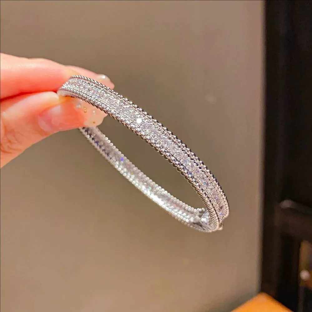 

Super Flash Zircon Circle Clasp Bracelet Fashionable and Commuter Wristband Light Luxury High-end Jewelry