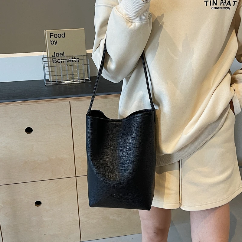 Simple Fashion Solid Bucket Shoulder Bags Large Capacity Versatile Sense of Luxury Handbags for Women 2024 High Quality Classic