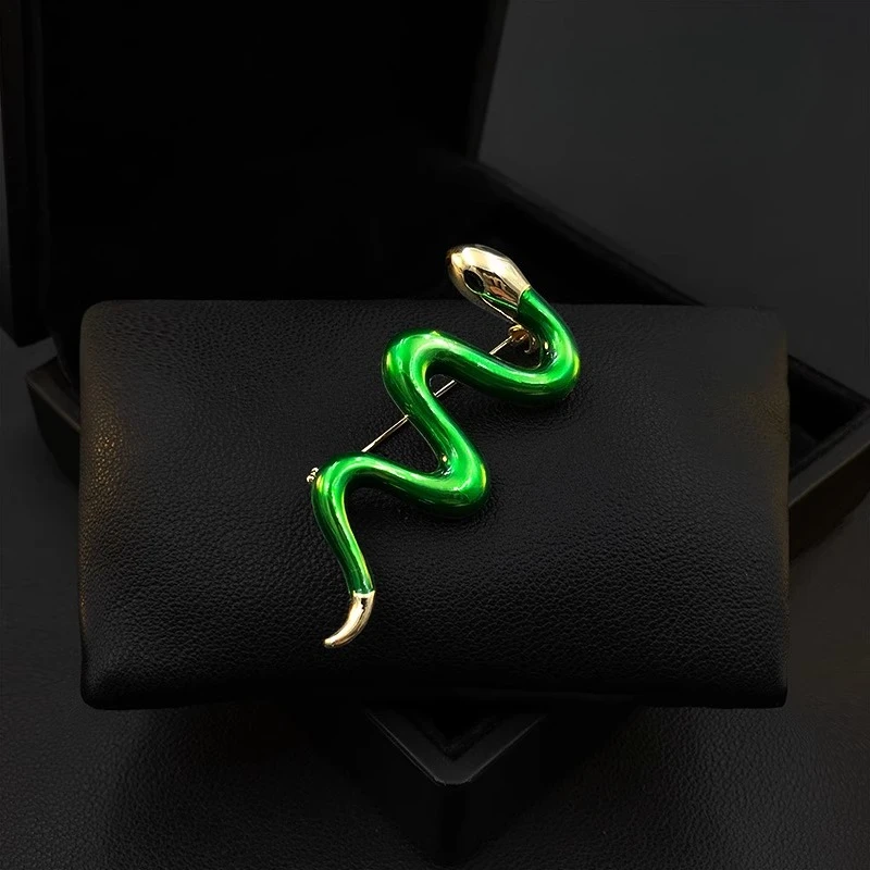 

Green Snake Design Unisex Brooch Animal Pins for Suit Cardigan Neckline Corsage Daily Fashion Accessories Jewelry Gifts 5666