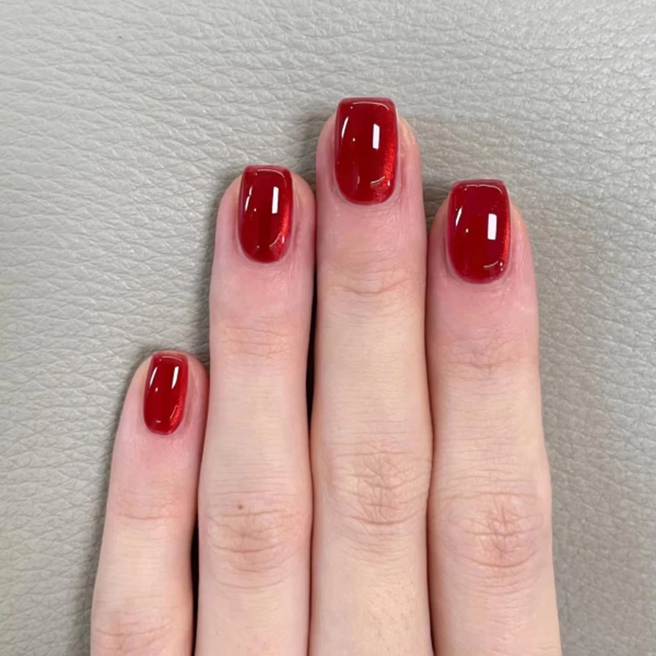 24個入り ディープレッド バーガンディー ソリッドカラー キャットアイ アーモンド ショート シャイニー フェイクネイル 付け爪 再利用可能 フルカバー ネイルチップ プレスオンネイル