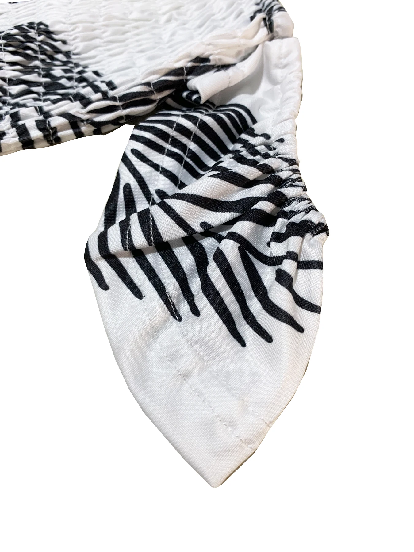 Böhmisches Zweiteiler-Set für Damen: Schulterfreies, elastisches, einfarbiges Top mit Federdruck und hochtailliertem Rock mit Schlitz. – Detail 6
