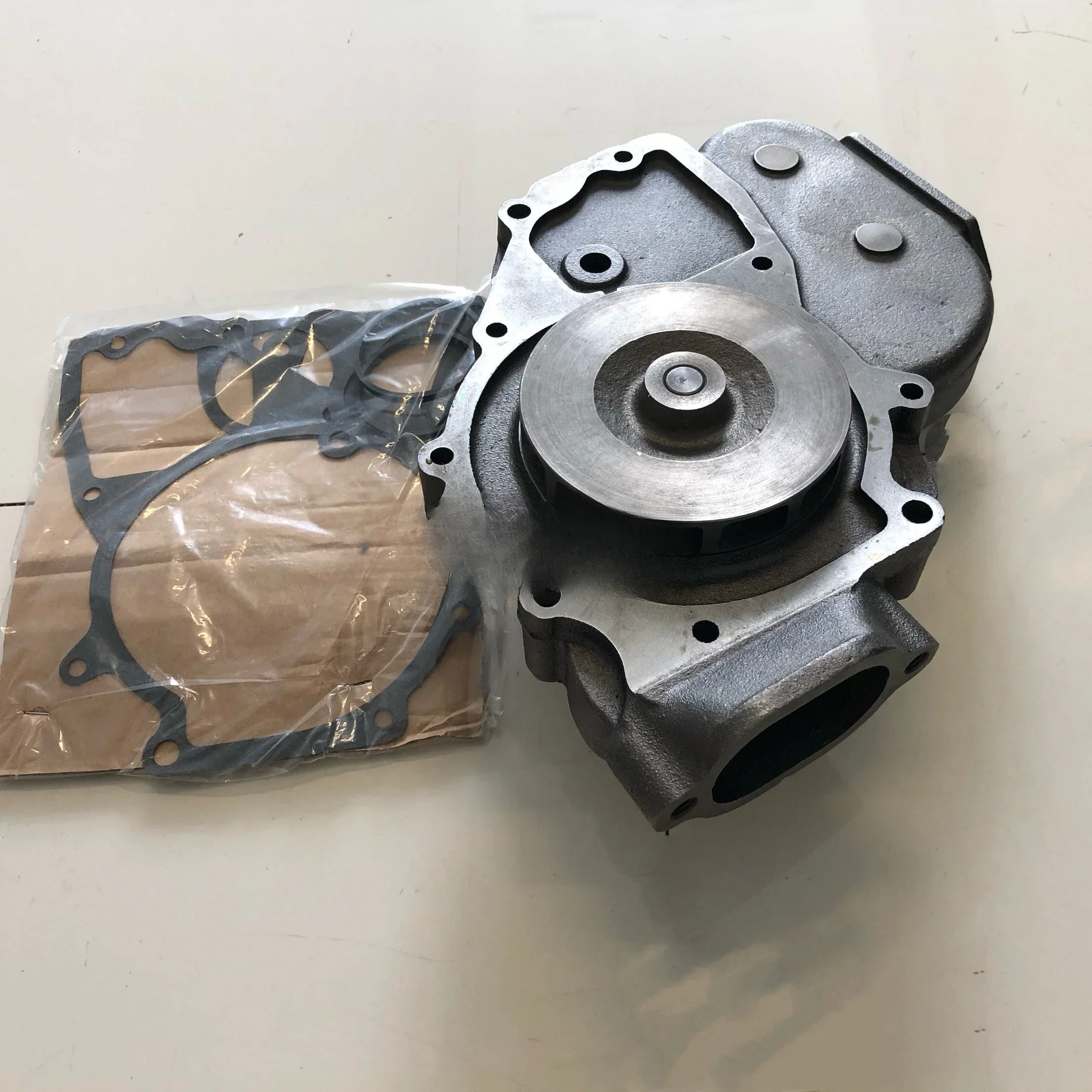 Hot sales Suitable for XCMG crane water pump Mercedes Benz OM457 water pump single input dual output